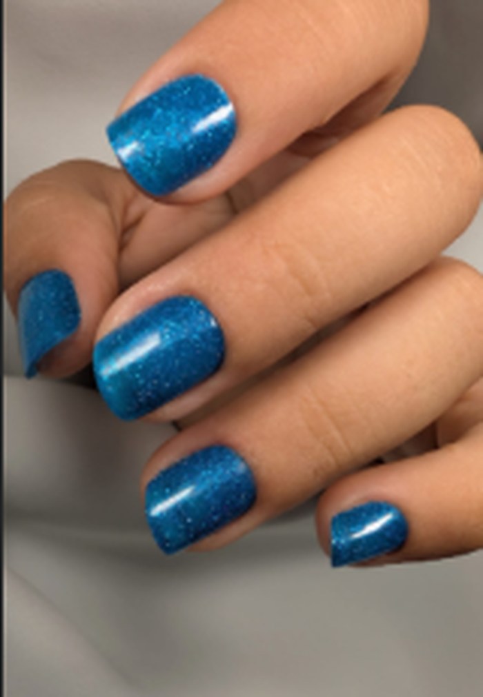 Manicure blu glitter realizzata con il metodo COLORE in DUAL-Pro
